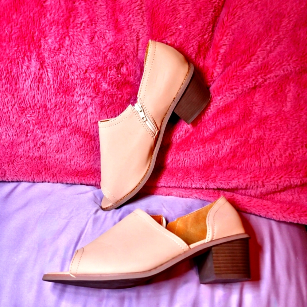 NWOT Open-toe funky chunky heels size 9 (runs large) beige leather